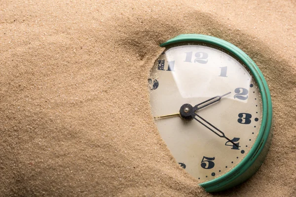 Relógio despertador na areia — Fotografia de Stock