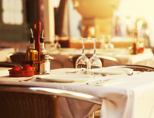 Mesa de restaurante ao pôr do sol — Fotografia de Stock