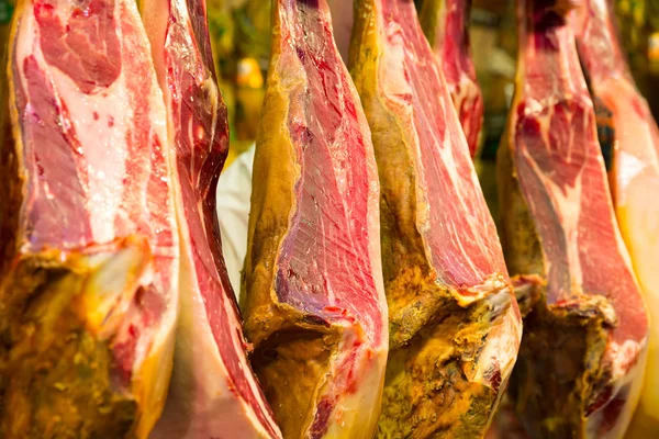 Jamón en el mercado de carne —  Fotos de Stock