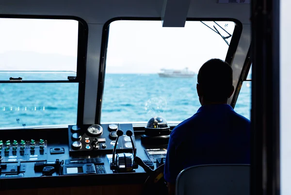 Homem barco de direção — Fotografia de Stock