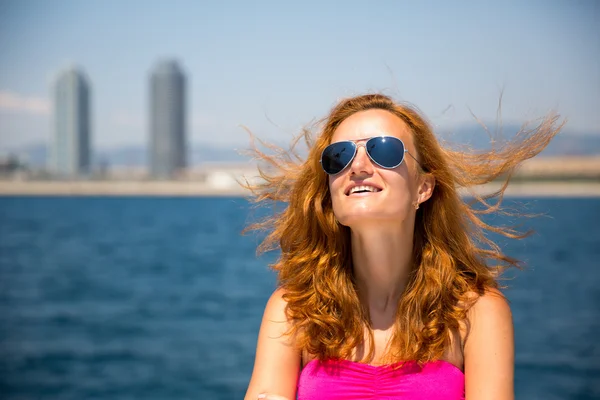 Feliz joven mujer — Foto de Stock