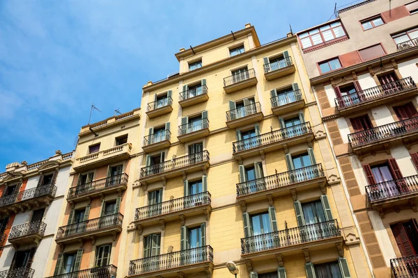 Bostads byggnad i barcelona — Stockfoto