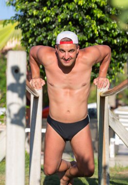 Şınav çeken adam.