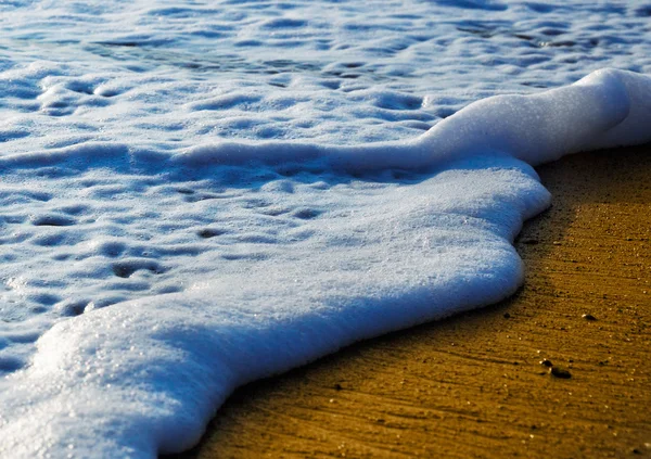 Küçük dalgalar kumsalda — Stok fotoğraf