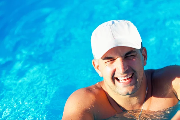 Homem relaxante na piscina — Fotografia de Stock