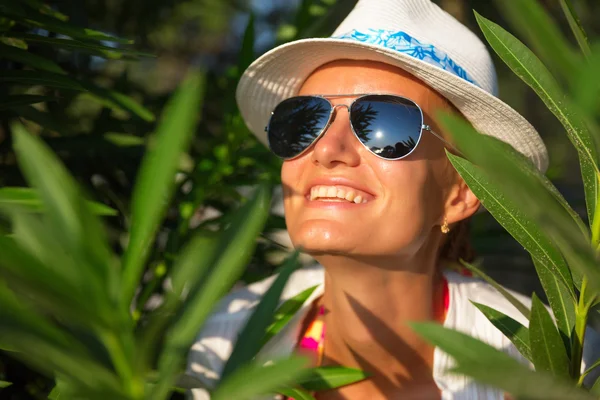 Belle femme regardant le soleil — Photo