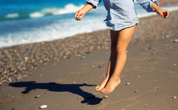 Дівчинка на пляжі — стокове фото