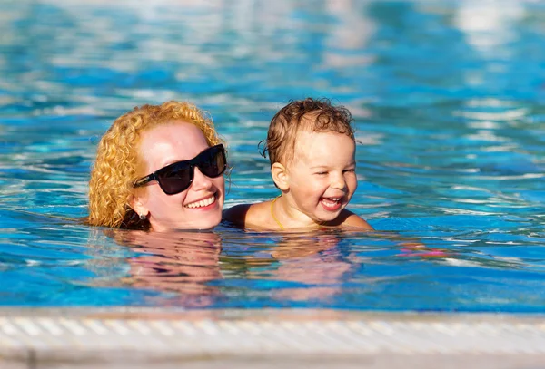 Mãe e filha na piscina — Fotografia de Stock