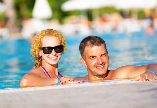 Gelukkige paar in het zwembad — Stockfoto