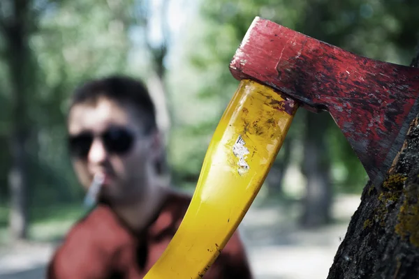 Hombre sospechoso con hacha —  Fotos de Stock