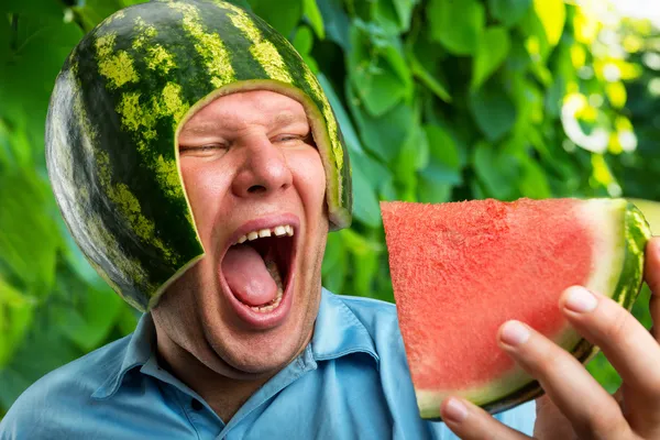 Man in a cap from a watermelon — Stock Photo, Image