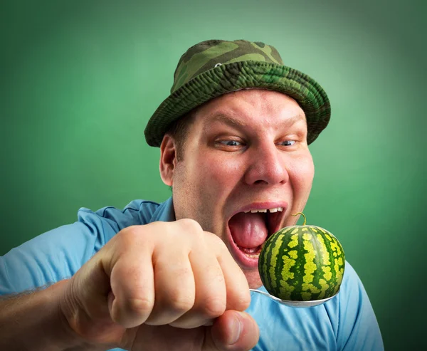 Extraño hombre preparándose para comer sandía — Foto de Stock