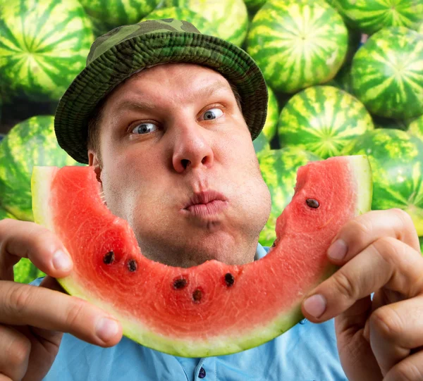 Bizarre man eating watermelon — Stock Photo, Image