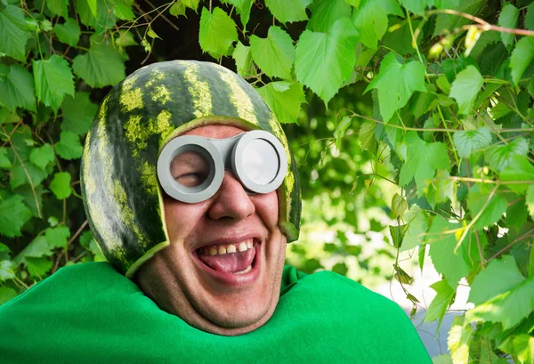 Uomo divertente con casco anguria e googles — Foto Stock