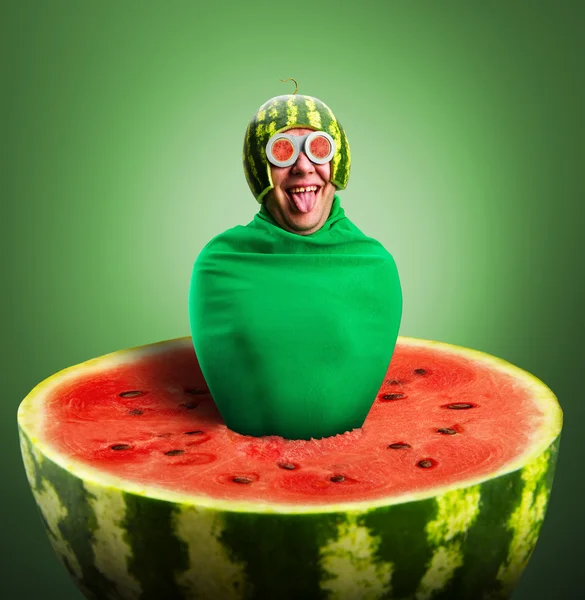 Grappige mens met watermeloen helm en googles — Stockfoto