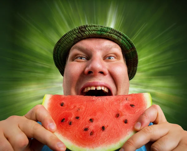 Homem bizarro comendo melancia — Fotografia de Stock