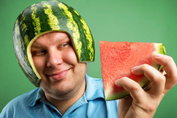 Bizarre man in een helm van een watermeloen — Stockfoto