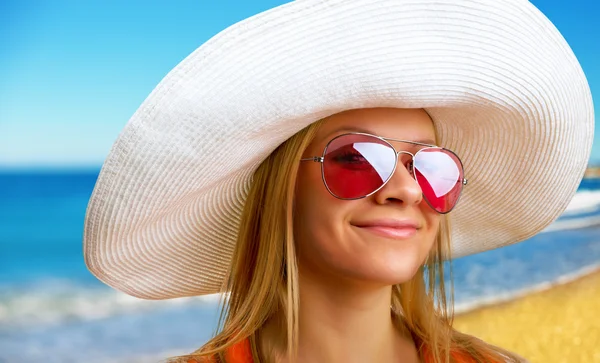 Mulher de chapéu na praia — Fotografia de Stock