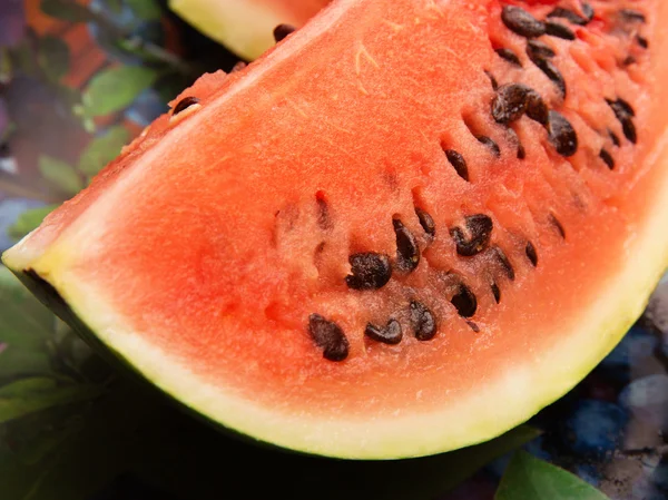 Segmenten van verse rijpe rode watermeloenen — Stockfoto