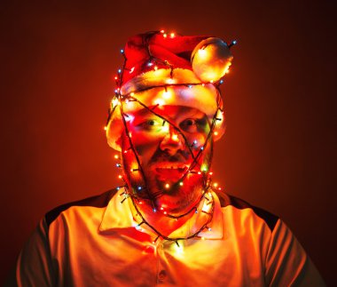 Xmas lights sarılmış adam