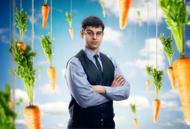 бізнесмен проти синього неба з червоним морква