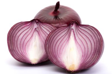 Beyaz arkaplanda soğanlar