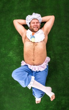 adam sahte bebek çimenlerin üzerinde