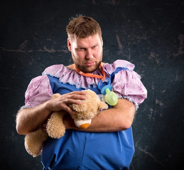 Человек с игрушечным медведем — стоковое фото