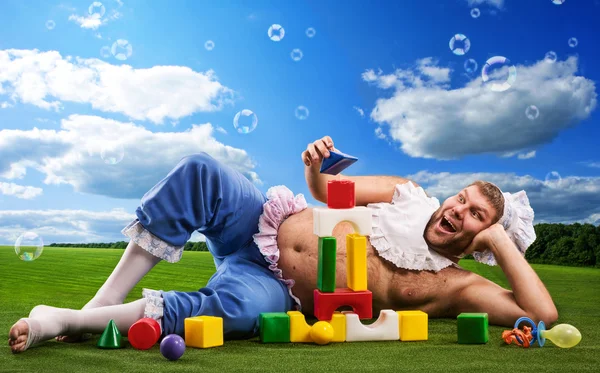 Hombre feliz en un prado — Foto de Stock