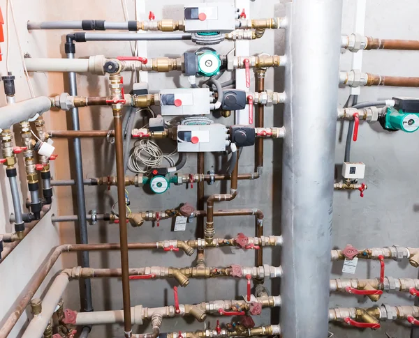 Трубы и клапаны системы отопления — стоковое фото