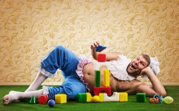Uomo felice indossato come un bambino — Foto Stock
