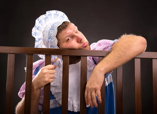 Homme dans un parc pour enfants au repos — Photo