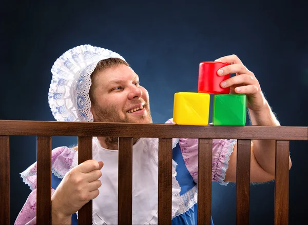 Homem em playpen jogar — Fotografia de Stock