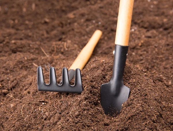 मिट्टी पर गार्डन उपकरण — स्टॉक फ़ोटो, इमेज