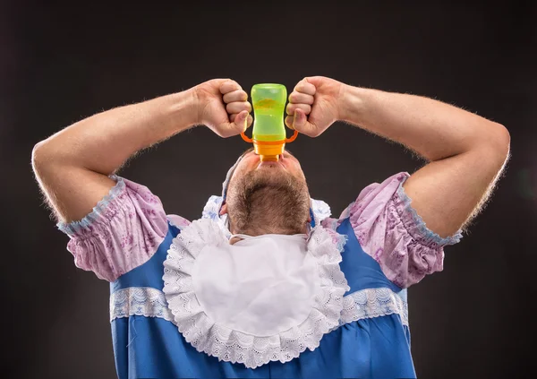 Hombre chupando un biberón — Foto de Stock