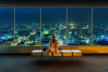 kadın gece cityscape görünüyor