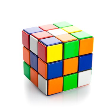 Beyaz arkaplanda Rubik küp