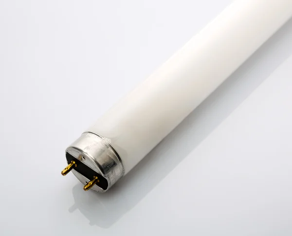 Lâmpada fluorescente sobre branco — Fotografia de Stock