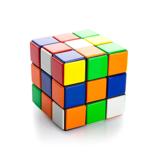 Cubo de Rubik sobre fundo branco — Fotografia de Stock
