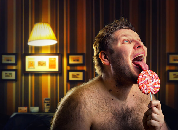 Сумасшедший голый мужчина
