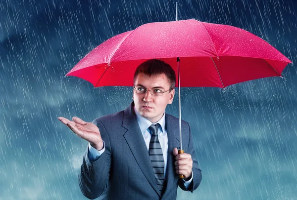 Trabalhador de escritório escondido sob um guarda-chuva — Fotografia de Stock