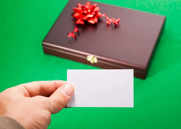 Caixa de presente com cartão em branco — Fotografia de Stock