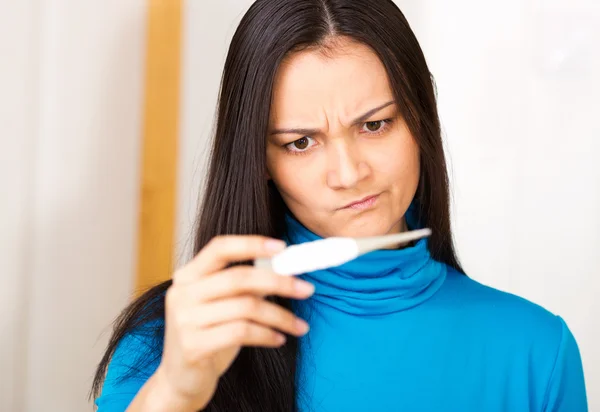 Frauen blicken auf Thermometer — Stockfoto