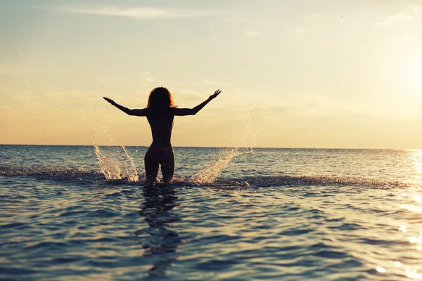 Donna in acqua — Foto Stock