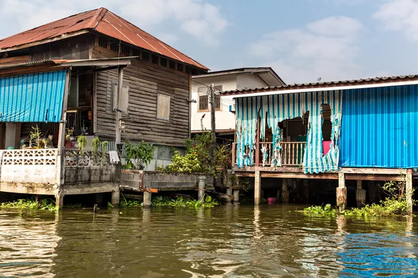 Slum on canal — Stock Photo, Image