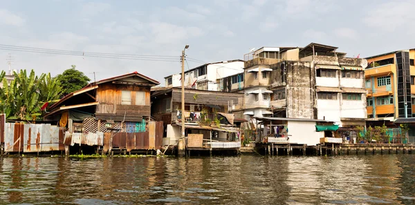 Slum on dirty canal water — Stock Photo, Image