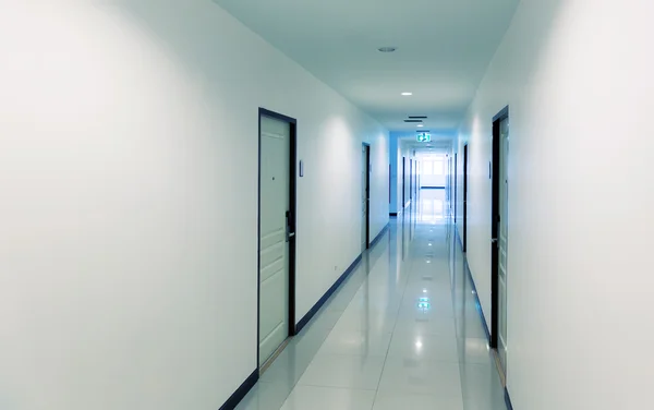 Korridor med dörrar — Stockfoto