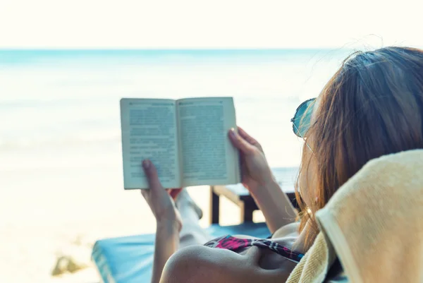 Mulher com livro — Fotografia de Stock