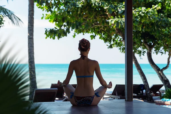 Woman silhouette in lotus pose — Stock Photo, Image