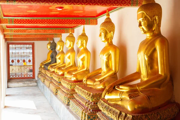 Wat po tapınakta altın heykeli — Stok fotoğraf